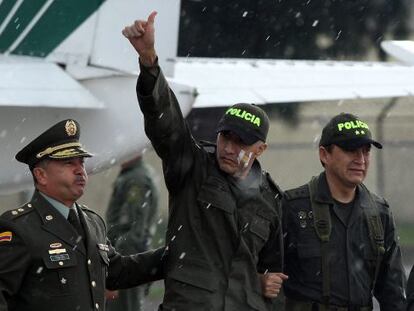 El sargento de la policía colombiana Luis Alberto Erazo (en el centro) a su llegada a Bogotá.