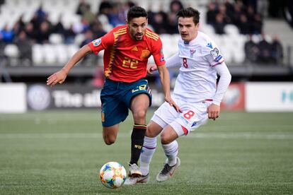 Jesus Navas (a la izquierda) presionado por el jugador de las Islas Feroe, Brandur Hendriksson Olsen.