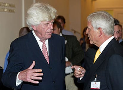 Duisenberg (izquierda) charla con el gobernador del Banco Nacional de Austria, Klaus Liebscher, ayer en Viena.