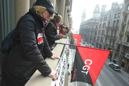 Miembros de la CGT 'okupan' los antiguos juzgados de Barcelona por falta de local sindical.