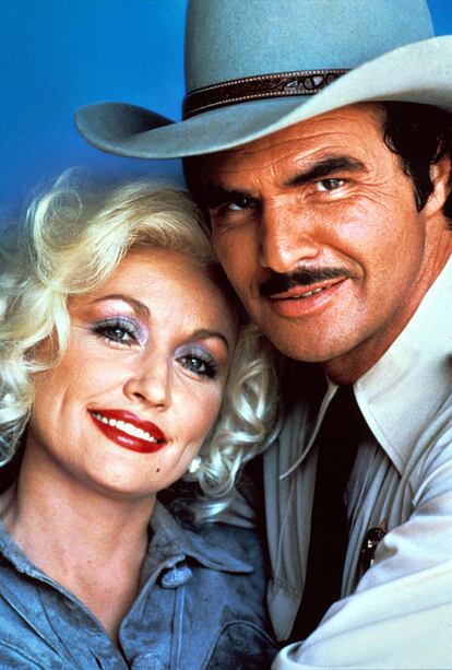 Dolly Parton y Burt Reynolds en 'La casa más divertida de Texas', en 1982.