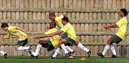 Varios jugadores de la selección de Brasil, con Roberto Carlos al frente, durante su entrenamiento de ayer en Ulsan.