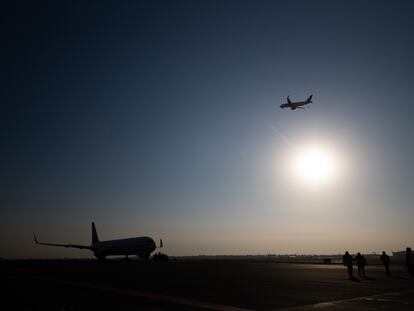 Dos aviones en el Aeropuerto Internacional de la Ciudad de México.