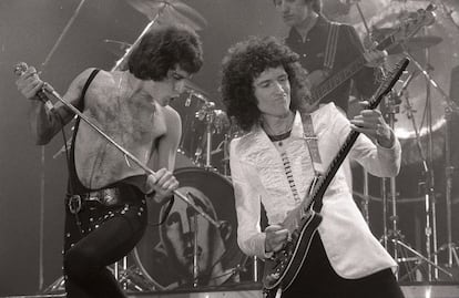 Freddie Mercury (izquierda) junto con Brian May, en un concierto en Hamburgo (Alemania), el 14 de abril de 1978.