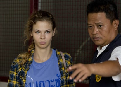 Anastasia Vashukévich, el pasado 28 de febrero junto a un policía tailandés