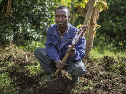 Berhanu Hiluf tiene 39 años y tres hijos. Es sacerdote en una iglesia de la región de Tigray y además cultiva tierras de regadío, donde planta naranjas, mangos y papayas.