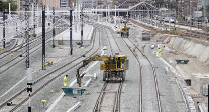 Obras en las v&iacute;as de la alta velocidad en Alicante.