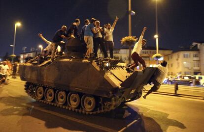 Ciudadanos turcos victoriosos, se resisten al intento del golpe de Estado en Turquía.