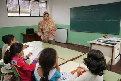 Imán el Mansuri imparte la clase en un aula del colegio público Bergamín de Málaga.