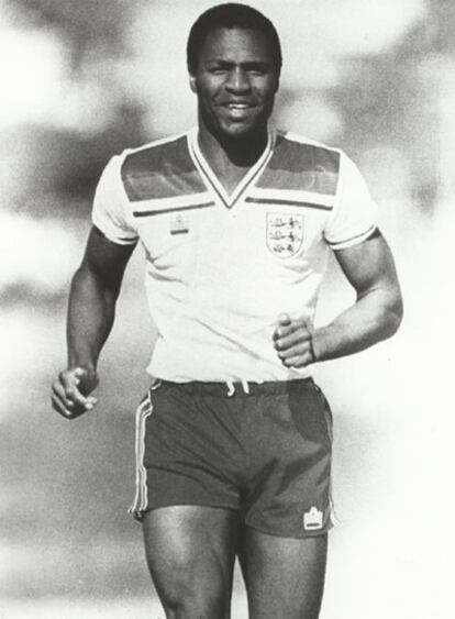 Luther Blisset, entrenándose con la camiseta de la selección inglesa.