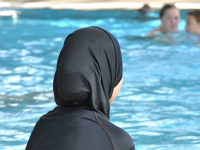 Una joven con 'burkini' en una piscina alemana.