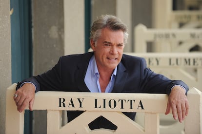 Ray Liotta posa para los fotógrafos con su nombre durante su tribuno a todo su carera en el Festival de Cine Americano de Deauville, el 9 de septiembre de 2014 en Deauville (Francia)