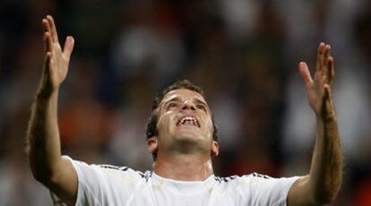 Van der Vaart celebra la consecución de un gol.