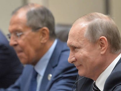 El presidente ruso, Vlad&iacute;mir Putin (derecha), y su ministro de Exteriores, Sergu&eacute;i Lavrov. 