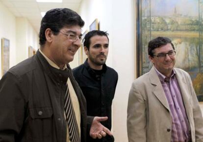 Diego Valderas ha presentado hoy a los dos diputados de esta formación al Congreso de los Diputados: José Luis Centella, por Sevilla, y Alberto Garzón, por Málaga.