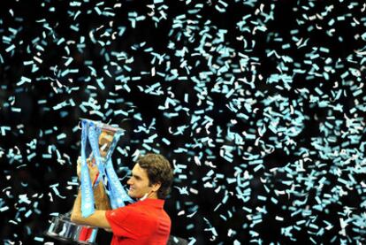 Roger Federer, con el trofeo de ganador de la Copa de Maestros.