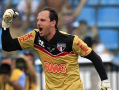 El meta del Sao Paulo celebra el gol número 100 de su carrera.