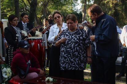 Laura Cabañas y Leopoldo Cervantes durante el entierro de su hijo en el Panteón de Dolores, en Ciudad de México. 