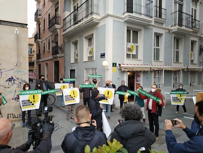 Protesta contra los apartamentos turísticos de la Federación de Asociaciones de Vecinos de Valencia en marzo de 2021.