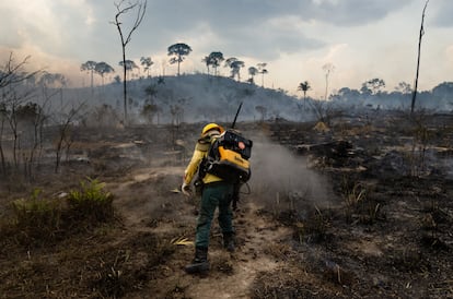 Un brigada forestal lucha contra el fuego en la Amazonia, cerca de la ciudad de Novo Progresso, en el norte de Brasil, en septiembre de 2019. 