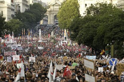 La manifestaci&oacute;n por las calles de Madrid en contra de los recortes, con la puerta de Alcal&aacute; al fondo