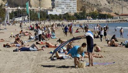 Vista de la playa del Postiguet en Alicante al inicio de las vacaciones de Semana Santa.