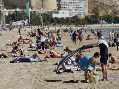 Vista de la playa del Postiguet en Alicante al inicio de las vacaciones de Semana Santa. 