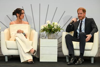 Enrique y Meghan, duques de Sussex, en un encuentro auspiciado por la fundación Archewell sobre salud mental en Nueva York, en octubre de 2023.