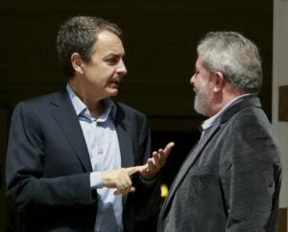 Fotografía tomada en abril de 2011 en la que se registró al expresidente del Gobierno español José Luis Rodríguez Zapatero (i) al conversar con el expresidente de Brasil Luiz Inazio Lula da Silva (d), durante una en Madrid. EFE/Archivo