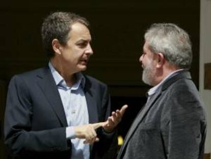 Fotografía tomada en abril de 2011 en la que se registró al expresidente del Gobierno español José Luis Rodríguez Zapatero (i) al conversar con el expresidente de Brasil Luiz Inazio Lula da Silva (d), durante una en Madrid. EFE/Archivo