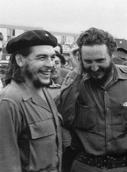 Ernesto <i>Che</i> Guevara (izquierda) y Fidel Castro, en La Habana en los años sesenta.