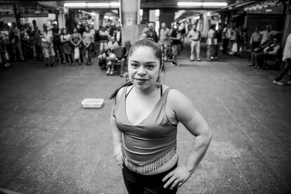 Bailarina en el Mercado de Tirso de Molina en Santiago de Chile.