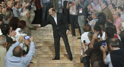 Rubalcaba saluda a los militantes mientras se dirige al escenario.