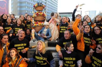 Los miembros de la falla Exposición-Mícer Mascó celebran el indulto a su <i>ninot</i> sobre la ofrenda y el de la falla infantil, concedido ayer.