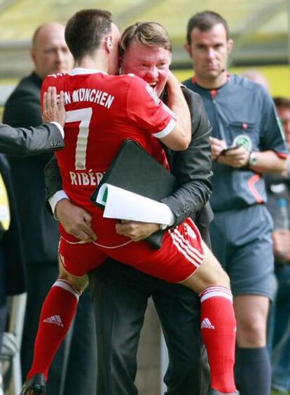 Ribéry se abraza a Van Gaal tras su gol al Borussia de Dortmund.