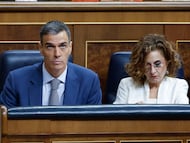 El presidente del Gobierno, Pedro Sánchez y la vicepresidenta primera, María José Montero, en el Congreso de los Diputados.