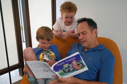 Wes Brown, right, reads to children