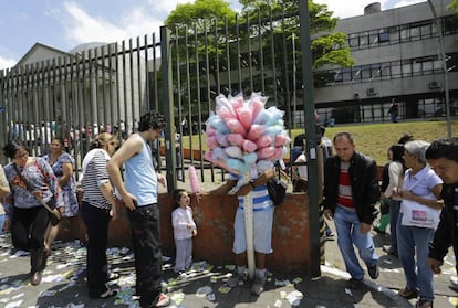 Eleitores fazem fila em um dos colégios eleitorais de São Paulo. Brasileiros escolhem neste domingo prefeitos e vereadores em 5.568 cidades do país.