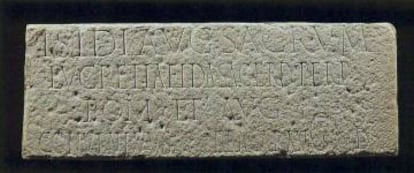 Lápida hallada en Braga, en el siglo II d.C. Actualmente colocada en el altar de la capilla de San Geraldo, Braga.