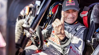 Carlos Sainz, feliz a su llegada a meta tras ganar el Dakar por cuarta vez y con cuatro marcas distintas.