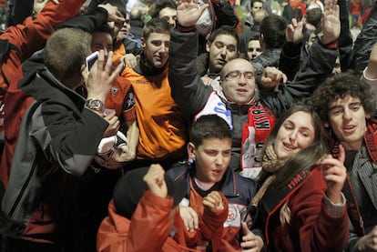 Aficionados del C. D. Mirandés celebran su pase a las semifinales de la Copa del Rey.