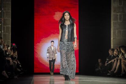 Una modelo desfila para Mango en la primera jornada del 080 Barcelona Fashion