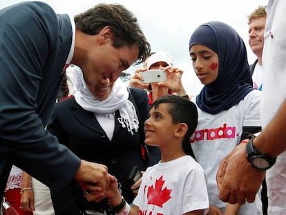 El primer ministro de Canadá, Justin Trudeau, con un niño refugiado sirio en 2016.