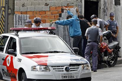 Policías registran a varios hombres, ayer en una calle de São Paulo.