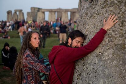 Un hombre abraza una de las rocas de Stonehenge. El festival es una tradición desde hace miles de años y celebra que el sol se encuentra en su máxima elevación.