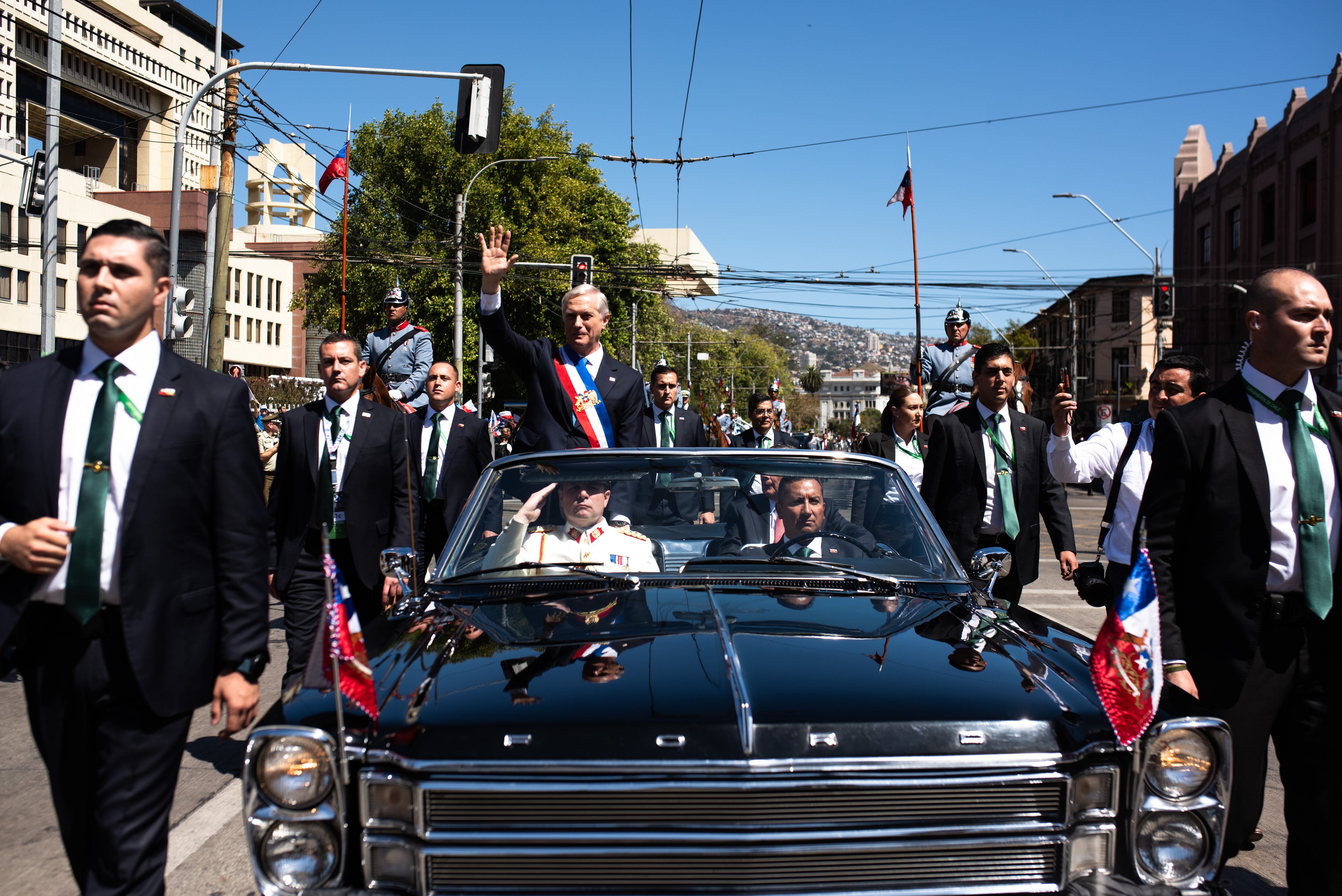 Jose Antonio Kast sale del Congreso tras la ceremonia de investidura presidencial, en Valparaíso.
