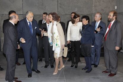 La Reina es recibida por el alcalde de Bilbao, Iñaki Azkuna; la secretaria de Estado de I+D+i, Carmen Vela; la consejera de Educación, Isabel Celaá, y el delegado del Gobierno, Carlos Urquijo.