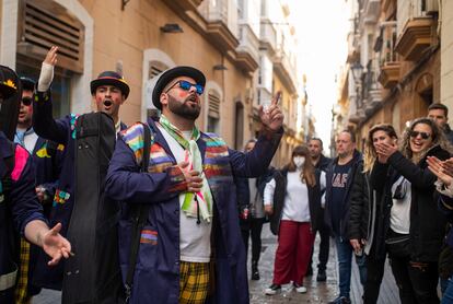 Las agrupaciones callejeras, llamadas ilegales, salen a las calles de Cádiz esta semana, como la de la imagen, tomada el domingo. 