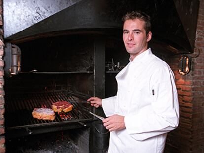 El <i>chef</i> Iñaki Gorrotxategi prepara los chuletones que han logrado la fama del restaurante madrileño Casa Julián de Tolosa.