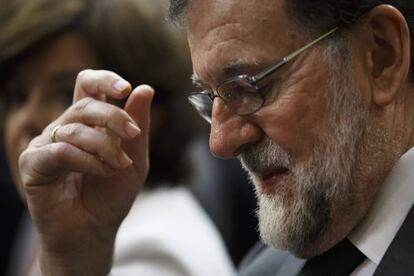 Mariano Rajoy mira hacia abajo antes de la votación para la moción de censura en la Cámara Baja del Parlamento español el 1 de junio de 2018 en Madrid, España.